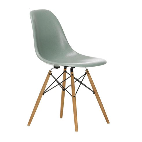 Cadeira Eames em Fibra de Vidro DSW / Base Freixo